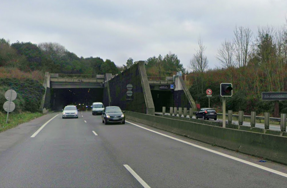 Les travaux engagés depuis août 2025 sur le tunnel de Chennevières, à Jouars-Pontchartrain, nécessitent des interventions lourdes sur les équipements de sécurité, la ventilation, les réseaux et les parois du tube.
