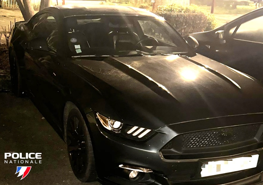 La Mustang, objet du délit. Photo publiée sur les réseaux sociaux par la police - La Mustang, objet du délit. Photo publiée sur les réseaux sociaux par la police -