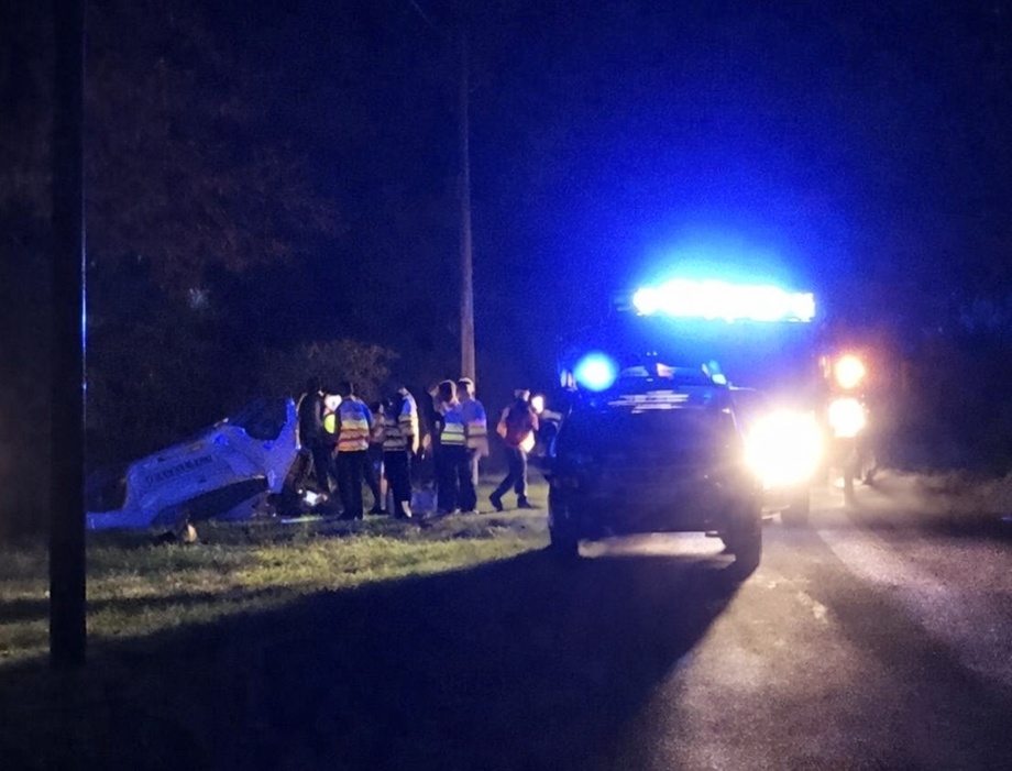 Une perte de contrôle semble à l'origine de l'accident. La voiture s'est immobilisée sur le toit après avoir heurté un réverbère et terminé sa course dans une clôture - Photo C. L./ infoNormandie