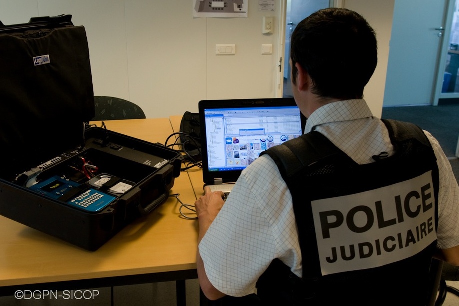 Les appels des témoins sont centralisés via un numéro unique et transmis instantanément aux enquêteurs de terrain.Illiustration DGPN