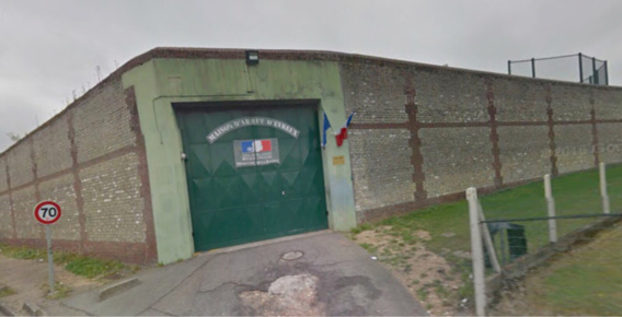 Prison d'Évreux : arrêtés après le parachutage de drogue et d'un téléphone par dessus le mur Prison d'Évreux : arrêtés après le parachutage de drogue et d'un téléphone par dessus le mur