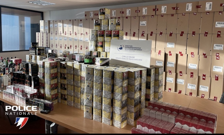 Les perquisitions menées dans la foulée ont abouti à la saisie de 350 kg de tabac, de 10 913 euros en numéraire, de trois véhicules ainsi que de 5 090 euros d’alcool. - Photo publiée par la PN76 sur X
