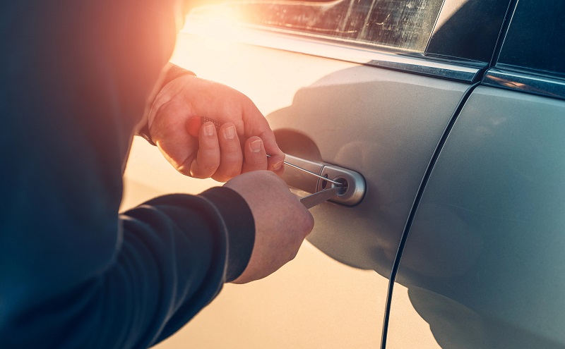 Les véhicules ont également été dégradés par les voleurs à la roulotte - Illustration Depositphoto