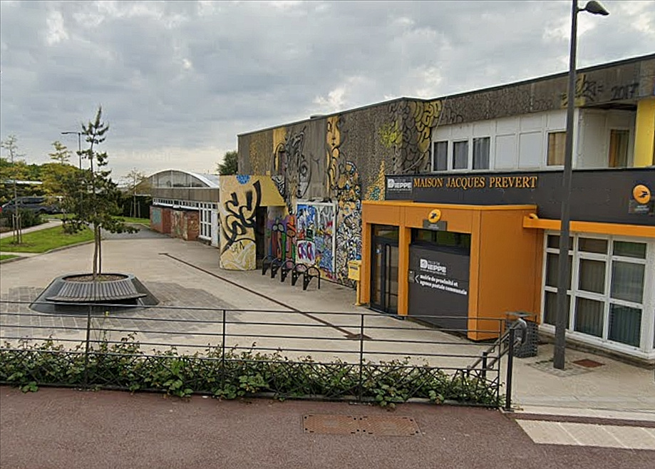 Une vitre de la Maison Jacques Prévert, située à proximité de la haie en feu, a explosé sous l'effet de la chaleur - Illustration Google Maps