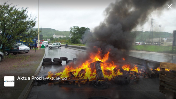 Quatre manifestants ont été interpellés pour entrave à la libre circulation (Photo du barrage au rond-point des Vaches@AktuaProd) Quatre manifestants ont été interpellés pour entrave à la libre circulation (Photo du barrage au rond-point des Vaches@AktuaProd)