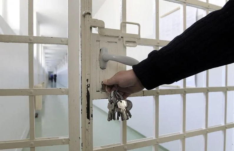 Les deux hommes ont été placés en détention provisoire, tandis que la femme a été laissée libre sous contrôle judiciaire - illustration