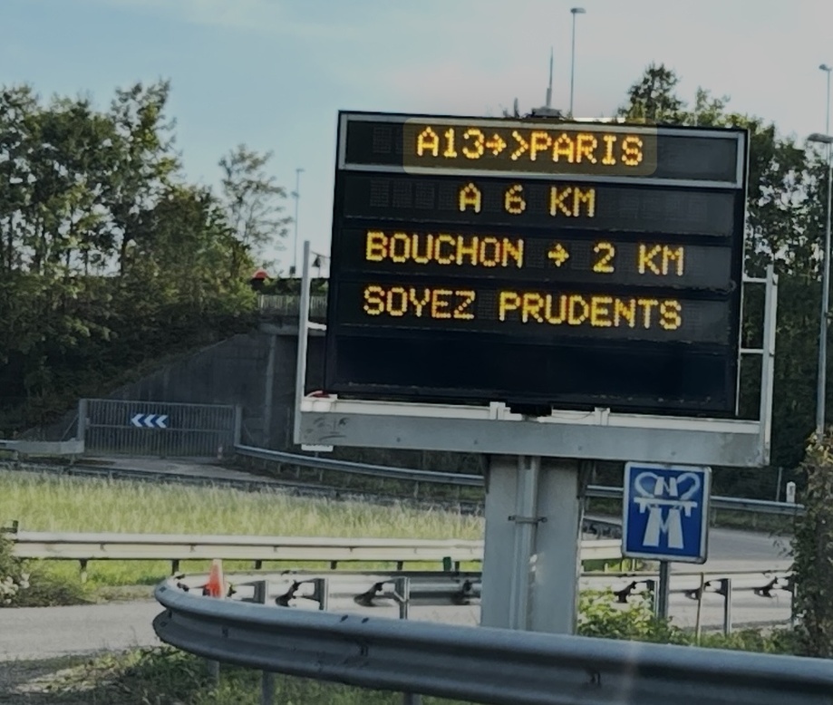 L'autoroute A13 entre Paris et la Normandie  connaîtra ses sempiternelles bouchons et ralentissements tout azu long de ce week-end de chassé-croisé - Illustration infoNormandie