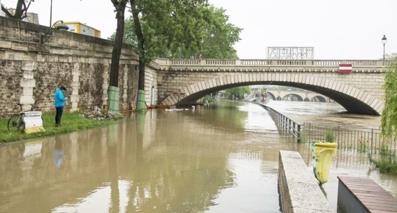 Par endroit à Paris les voies sur berges sont submergées par les eaux de la Seine (Photo@François Crunberg/Mairie de Paris)