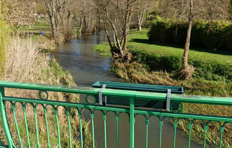 Le corps imméergés dans la rivière l'Iton a été rep^éré par des promeneurs sur la berge à hauteir de Mesnils-sur-Iton - Illustration