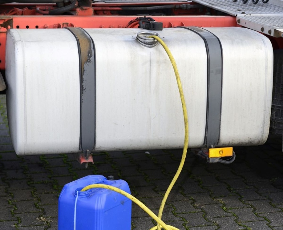 Le voleur de carburant a siphonné quelque 500 litres de gazole dans les réservoirs de deux poids lourds. Il a été condamné à cinq mois de prison - Illustration © Adobe Stock
