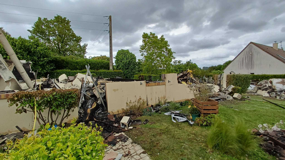 La maiison de Paula s'est effondrée et a été entièrement déruite dans l'incendie qui a coûta la vie à sa mère, Maria, âgée de 80 ans - Photo publiée par les enfants de Paula