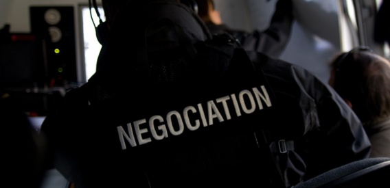 Un négociateur du RAID a pris contact avec le détenu (Photo@DGPN) Un négociateur du RAID a pris contact avec le détenu (Photo@DGPN)
