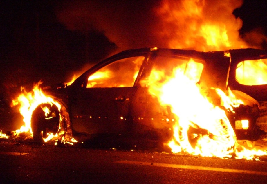 La voiture en feu a provoqué une fuite sur un compteur à gaz - Illustration La voiture en feu a provoqué une fuite sur un compteur à gaz - Illustration