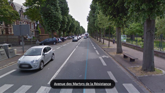 La Peugeot 407 se dirigeait vers le rond-point des Bruyères. A hauteur du jardin des Plantes (à droite), il s'est déporté sur la voie de gauche, a percuté un panneau Stop à l'angle de la rue Linné (à gauche) et s'est encastrée dans un arbre (Illustration)