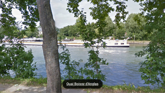 Le cadavre flottait à la surface de la Seine lorsqu'il a été aperçu par un promeneur (Illustration) Le cadavre flottait à la surface de la Seine lorsqu'il a été aperçu par un promeneur (Illustration)
