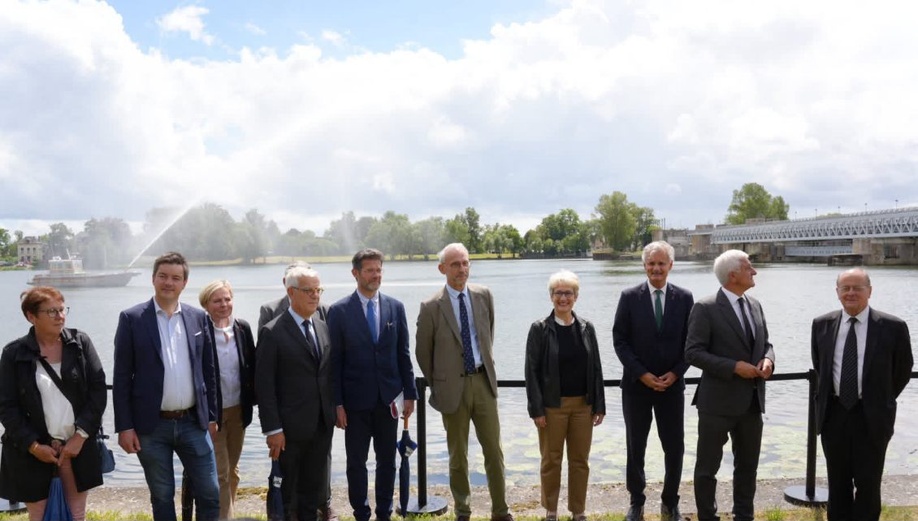 Le barrage de Poses-Amfreville dans l’Eure a été inauguré ce mardi 2 juin par Hervé Morin, président de la Région Normandie, Jean-Benoît Albertini, préfet de la Région Normandie et de la Seine-Maritime, Cécile Avezard, directrice générale de VNF, et Serge Castel, délégué interministériel au développement de la Vallée de la Seine