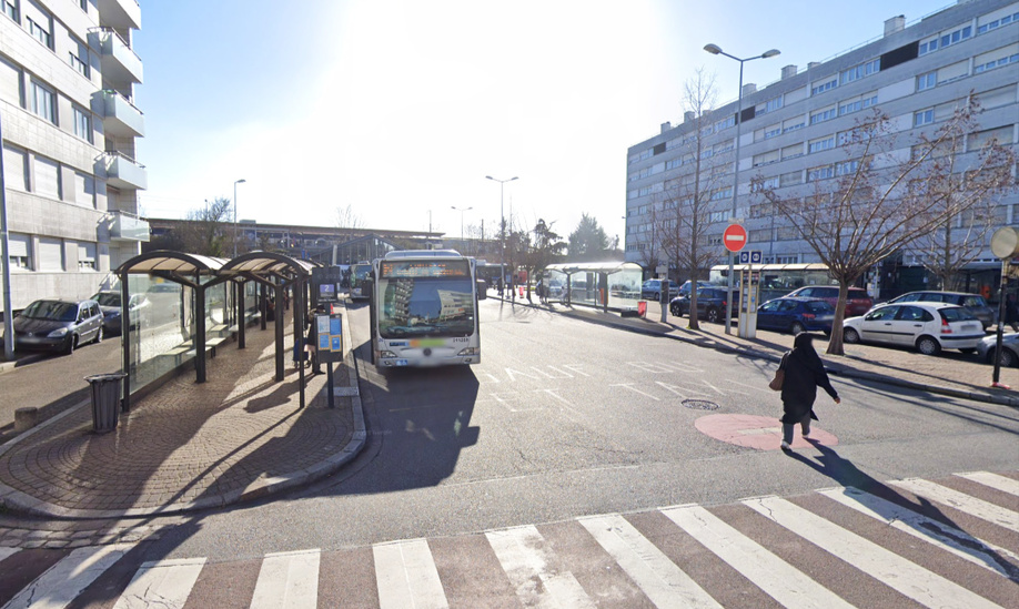 Les faits se sont produits à bord d'un bus à la gare routière des Mureaux - Illustration © Google Maps