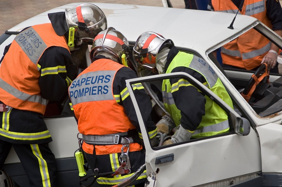 Les sapeurs-pompiers ont pris en charge cinq blessés graves, quatre dans un véhicule, un dans le second - illustration