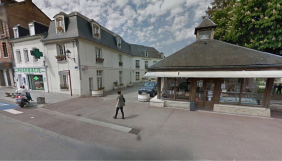 Le pilote du scooter faisait du rodéo sur la place devant l'hôtel de ville de Gaillon (Illustration@Google Maps)