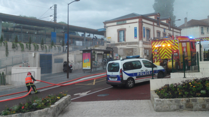 Pompiers et policiers sont intervenus à la gare de Viroflay Rive Droite (Photos@Michel L.)