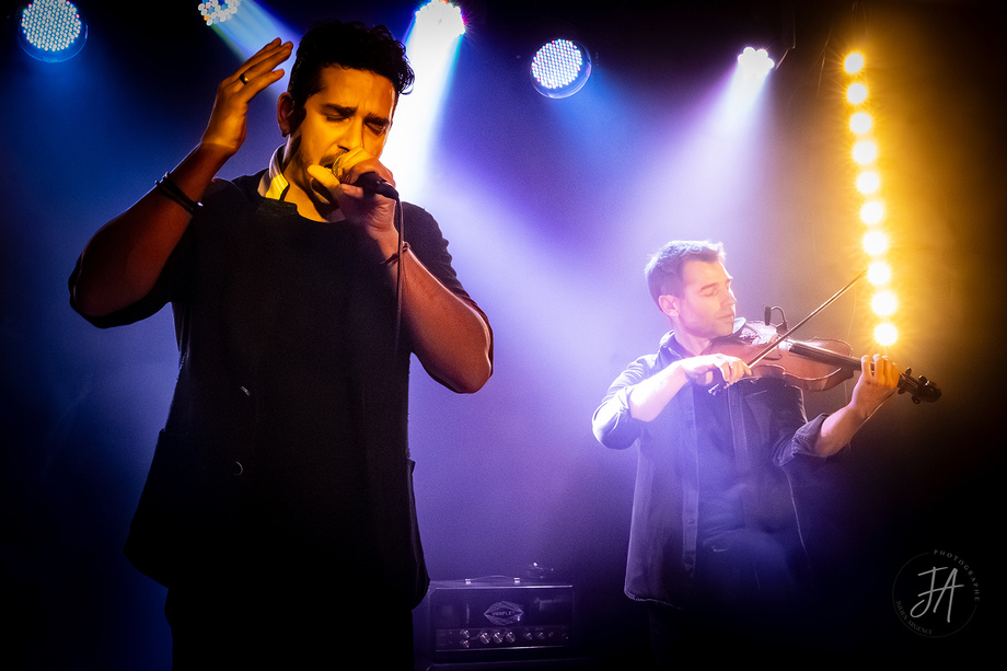 Le duo mêle rap poétique, violon et influences balkaniques : « Que diable ! » sera sur scène le 29 août -  Photo crédit Julien Argence