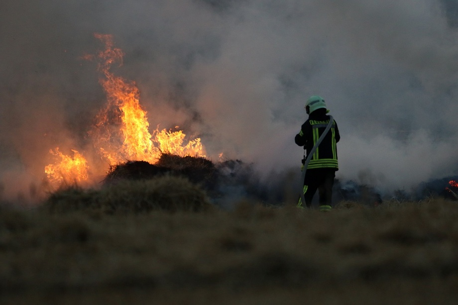Avec les températures élevées et l'assèchement des sols observés depuis plusieurs jours, les services de secours appellent à la plus grande vigilance afin d'éviter tout départ de feu dans les espaces naturels et agricoles - Illustration © Adobe Stock