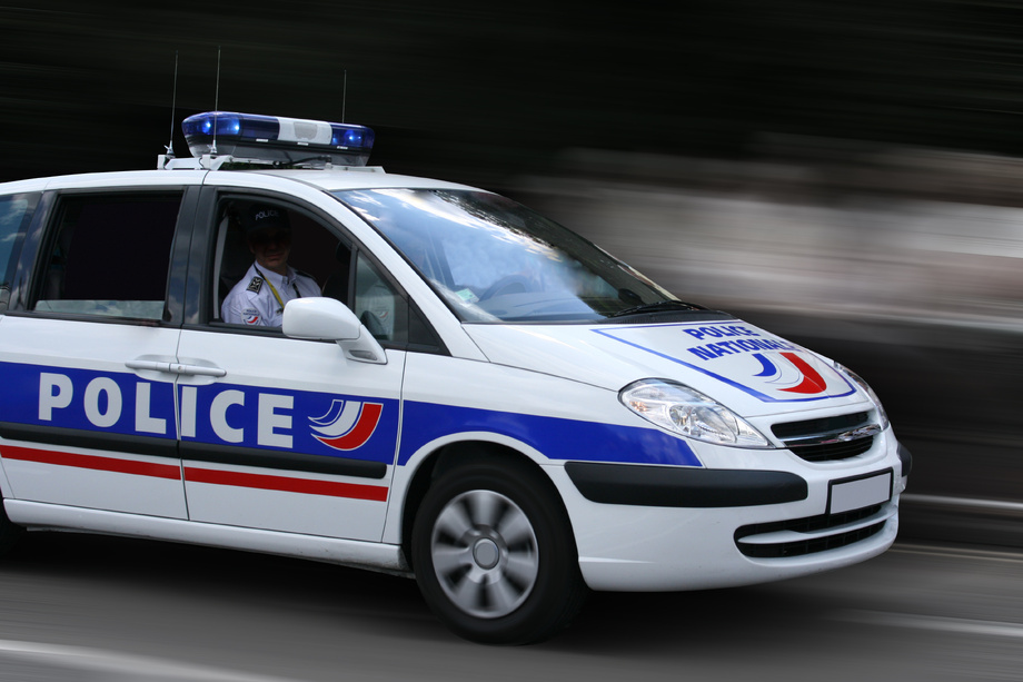 L'individu alcoolisé a frappé volontairement sur le véhicule de police - Illustration © Adobe Stock