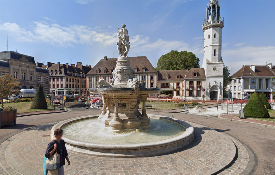 Outre le maintien de l'accès aux fontaines publiques (ici la fontaine monumentale, derrière l'Hôtel de ville), des points d'eau vont être installés dans les quartiers et les parcs publics resteront ouverts la nuit -