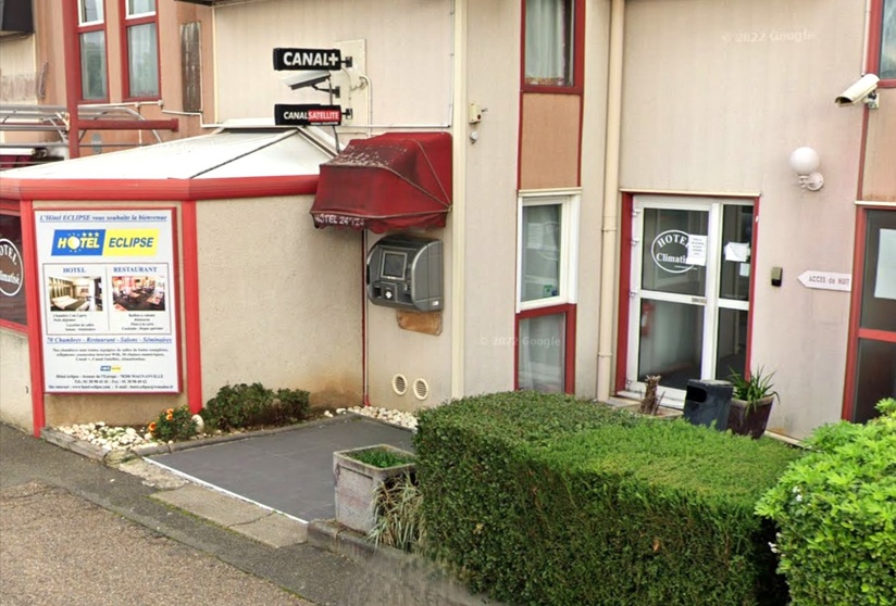 Le samedi 11 avril 2026 à 5 heures du matin, le veilleur de nuit de cet hôtel était agressé par quatre individus qu’il avait surpris en train de forcer la porte d’une chambre du rez-de-chaussée pour s’y installer en toute illégalité. - Illustration © Google Maps