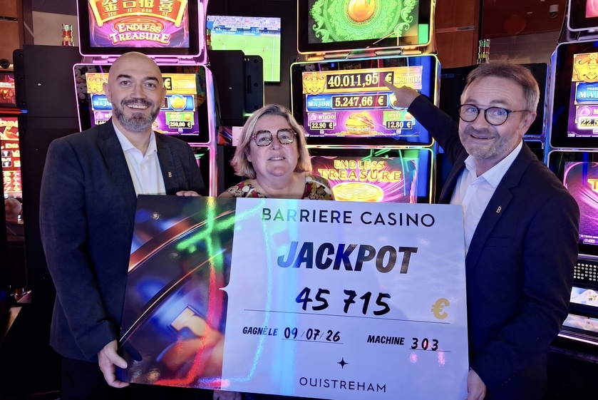 Le gagnant souhaitant rester anonyme, c’est l'équipe machines à sous du casino qui s’est prêté au jeu de la photo dont, à droite, la présence de William Hardy, le nouveau directeur des jeux du Casino depuis le 9 juin de cette année