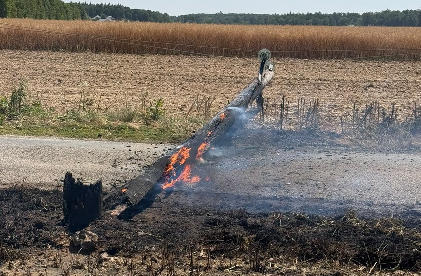 Un poteau supportant une ligne électrique a été endommagé dans l'incendie. Deux communes ont été privées de courant pendant plusieurs heures. Photo ©Sdis27