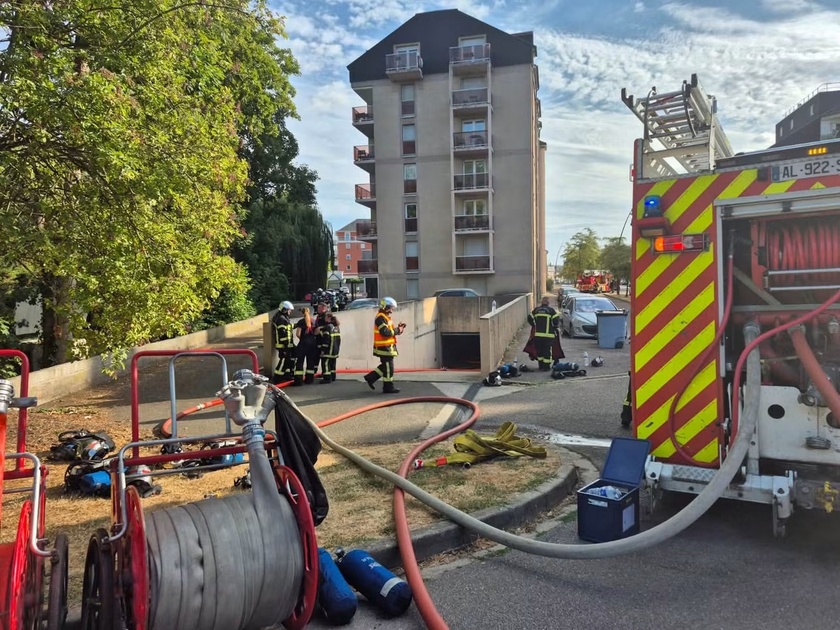 Les sapeurs-pompiers ont été mobilisés simultanément pour deux incendies, à Évreux et à Morainville-Jouveaux - Photo Sdis27/Facebook