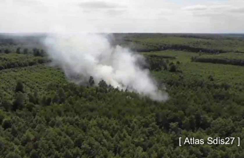 Le service dépârtemental d'incendie et de secours de l'Eure a engagé de gros moyens pour empêcher le feu de se propager - Photo © Sdis27