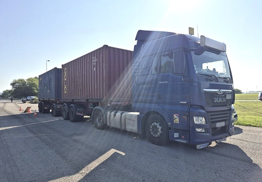 Ce poids lourd affichait une surcharge de 29 tonnes, avec un poids total de 73 tonnes au lieu des 44 autorisées. Le transporteur a écopé de 29 amendes de 90 €, soit 2 610 €. La seconde remorque a dû être décrochée et prise en charge par un autre véhicule. Photo transmise par la préfecture de Normandie