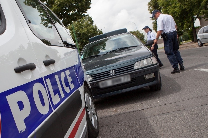 Le conducteur alcoolisé a été interpellé dans sa voiture près du commissariat de police d'Elbeuf - Illustration © DGPN