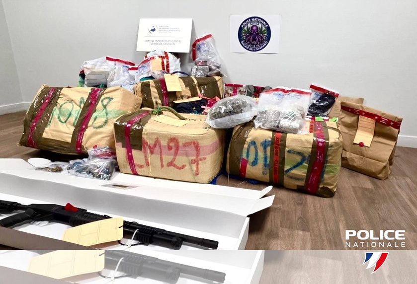 La police a diffiusé sur ses réseaux sociaux la photo de la drogue conditionnée, du fusil à pompe et du matériel saisis lors de la perqusition au domicile des suspects - Photo ©DIPN76