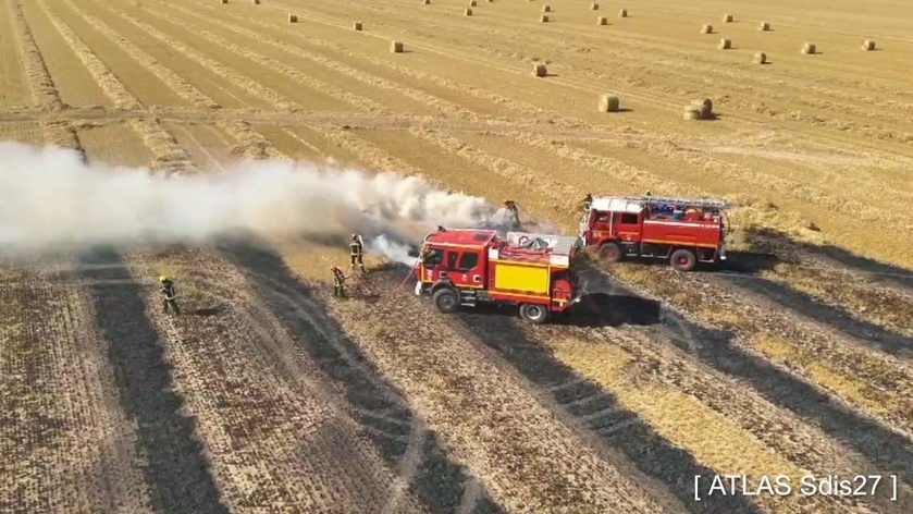 Le feu a détruit 10 hectares de chaume le long de l’A13 - illustration Sdis27 Le feu a détruit 10 hectares de chaume le long de l’A13 - illustration Sdis27