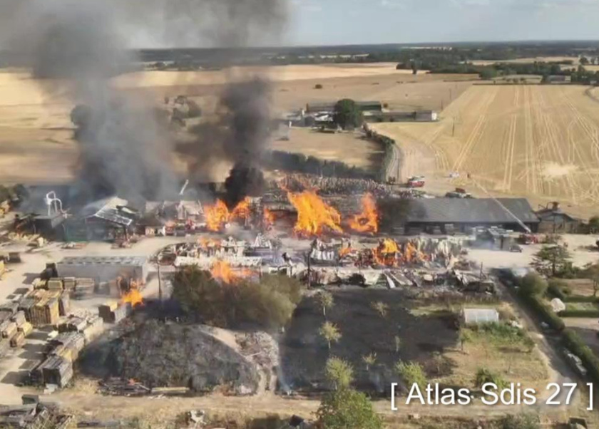 A Mesnil-en-Ouche, le feu s'est déclaré peu avant 16h45. Les flammes ont notamment gagné un stock de grumes. - Photo © Sdis27