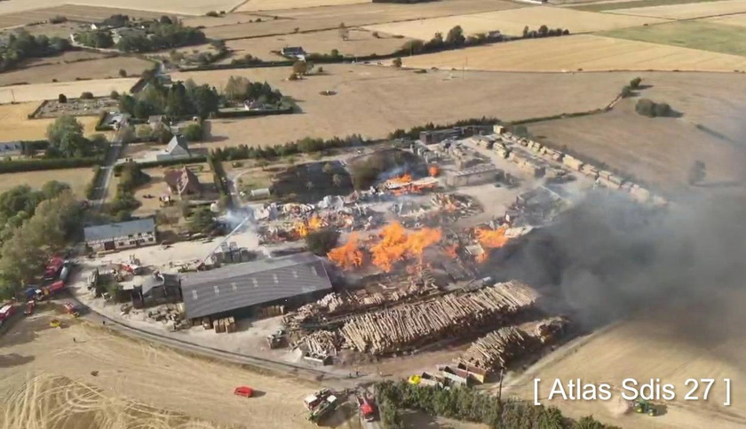 Soixante-quinze sapeurs-pompiers sont mobilisés sur ce deuxième sinistre à Saint-Maclou  - Photo © Sdis27