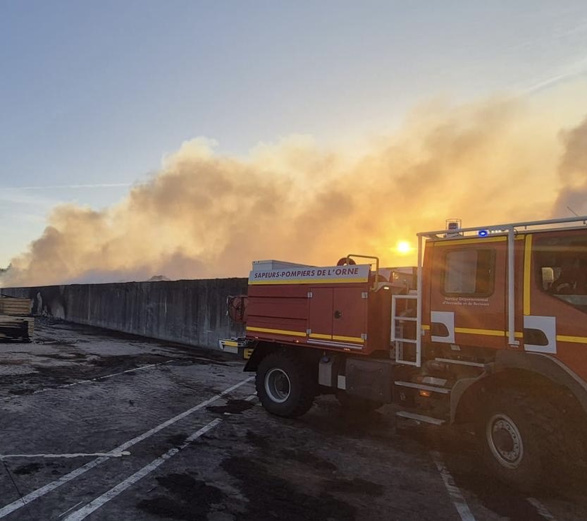 Face à l’ampleur des opérations, le SDIS de l’Eure a reçu le renfort de 38 pompiers venus d’autres départements normands : 20 de la Manche, 10 de Seine-Maritime, quatre du Calvados et quatre de l’Orne. Photos © Sdis27