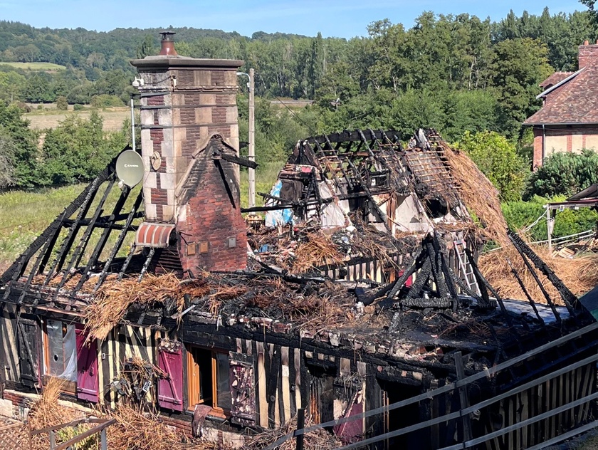 La chaumière a été complètement ravagée par les flammes - photo fournie par Lola fille des victimes