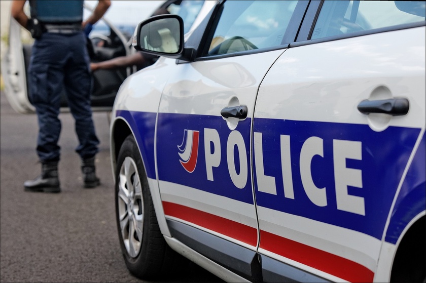 Le conducteur a été inbtercepté par les policiers qui venaient de constater une banale infraction au code de la route - Illustration © Adobe Stock