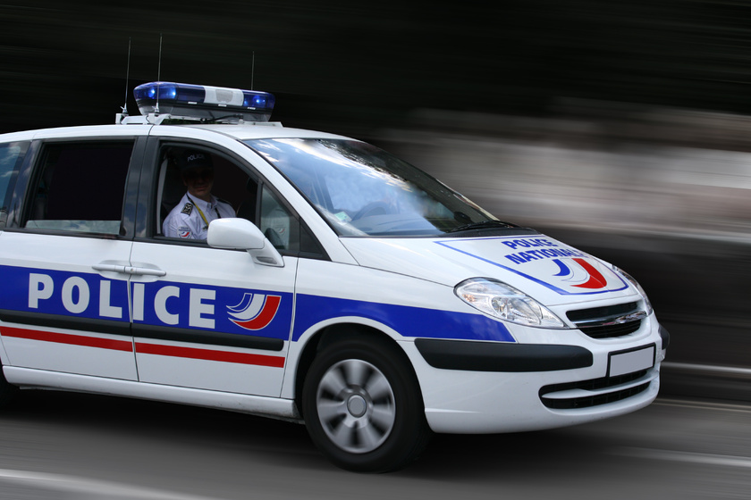 Le véhicule du chauffard a été pris en chasse par une voiture de police après un refus d'obtempérer rue d'Ecosse - Illustration © Adobe Stock