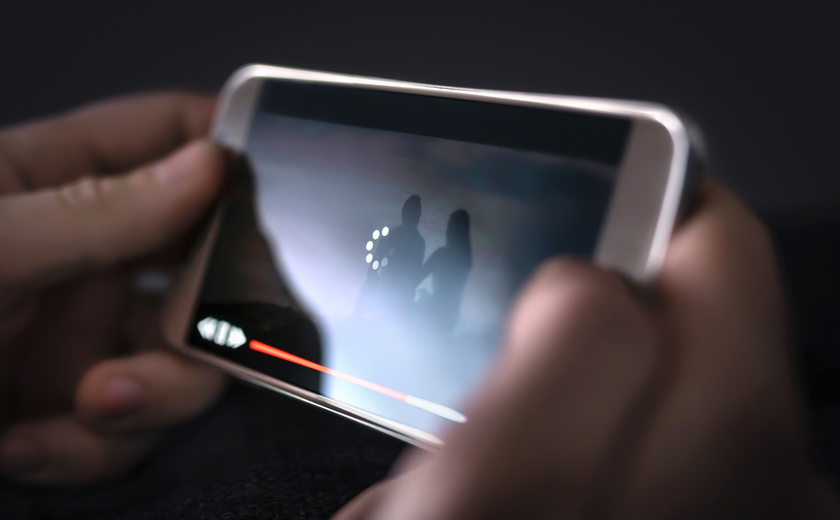 Des  vidéos compromettantes ont été retrouvées dans le téléphone du plus âgé : il se serait filmé pendant le cambriolage. - Illustration © Adobe Stock
