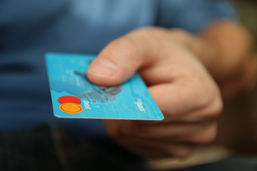 Il ne faut jamais communiquer ses codes confidentiels ni remettre une carte bancaire, de l’argent ou des bijoux à un inconnu, conseille la police -llustration Pexels