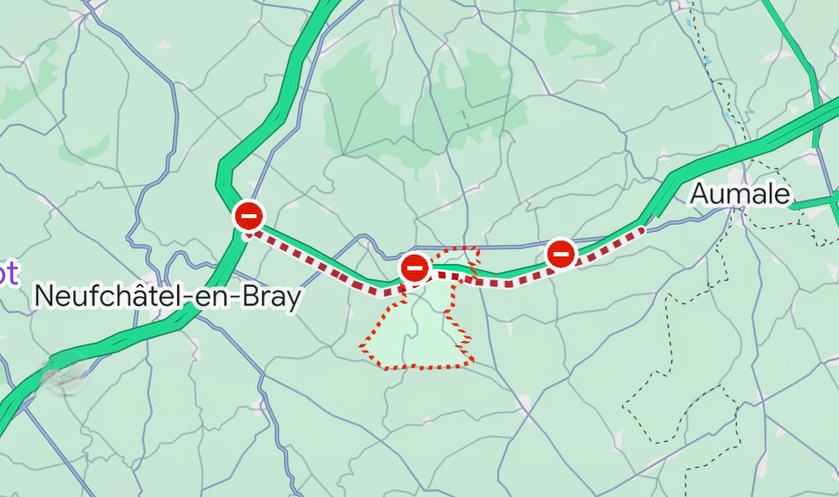 L’accident s’est produit sur l’autoroute A29 à hauteur de Flamets-Frétils, entre Neufchâtel-en-Bray et Aumale. La portion signalée en pointillés rouges a été fermée dans les deux sens le temps de l’intervention. © Capture Google Maps