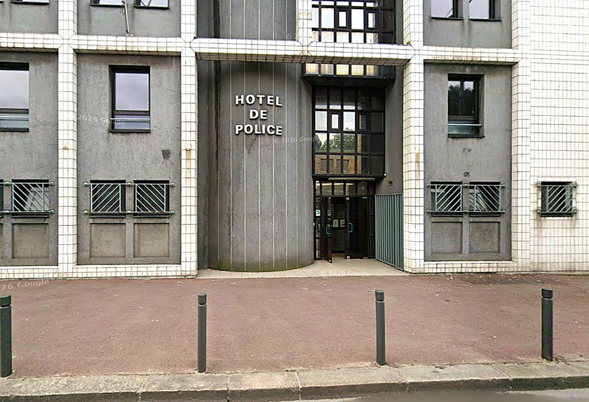 L'automobiliste a percuté les plots de sécurité implantés devant l'hôtel de police L'automobiliste a percuté les plots de sécurité implantés devant l'hôtel de police