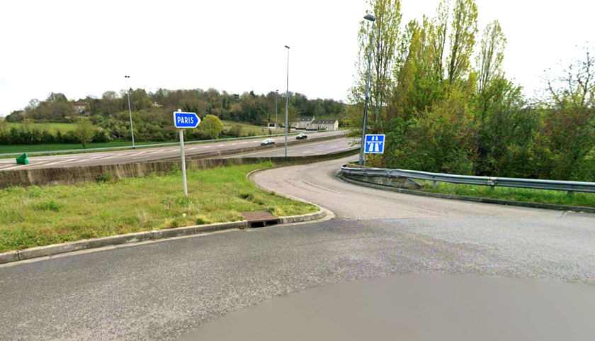 L'actuelle bretelle qui permet de rejoindre l'autoroute A13 vers Paris, est située au niveau du rond-point sur la D43 qui relie Ecquevilly et Les Mureaux