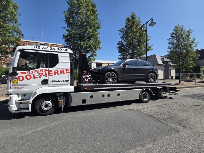 La Porsche est repartie sur le plateau du garage de permanence, tandis que son conducteur a été placé en garde à vue - Photo © Gendarmerie de l'Eure / Facebook