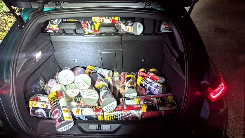 Le coffre du véhicule contenait des dizaines de pots de tabac de contrebande - Photo © DIPN76 Le coffre du véhicule contenait des dizaines de pots de tabac de contrebande - Photo © DIPN76